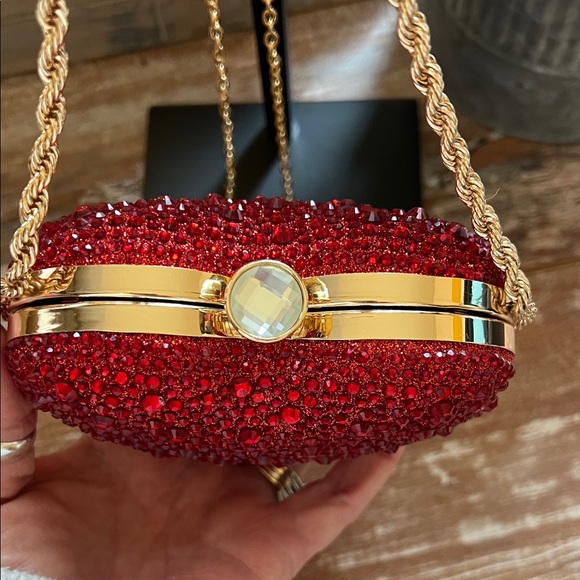 Red Heart-Shaped Glitter Clutch - Picture 3 of 8